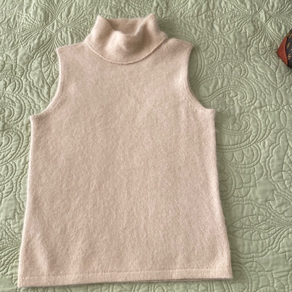 Theory Tops - In excellent condition Theory size S/P Angora wool blend top, very soft